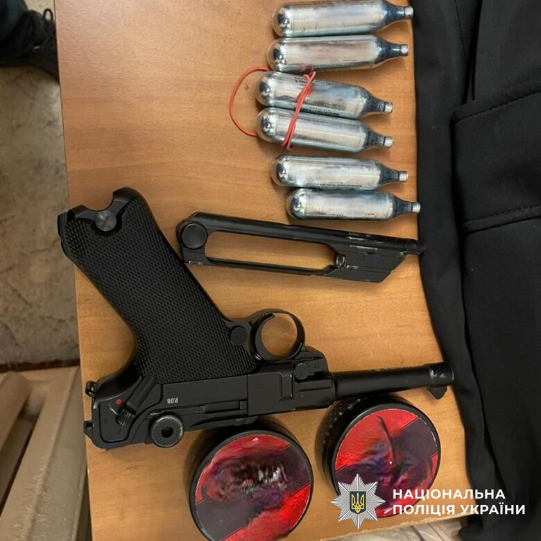 Чоловік вистрілив в автомобіль і поранив дитину