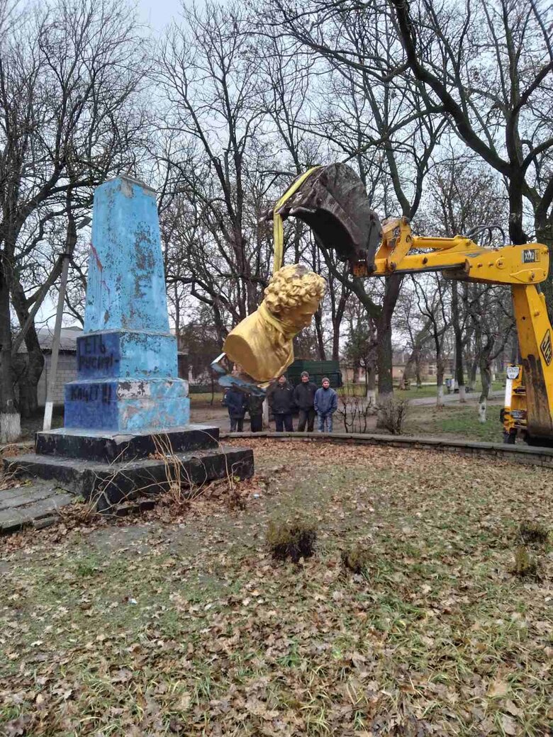 В Одесской области демонтировали памятник Пушкину 07