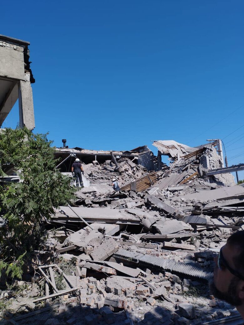 Внаслідок обстрілу Бахмута зруйновано будівлю ремонтної бази залізниці, з-під завалів вилучили тіло чоловіка, - ДСНС 05