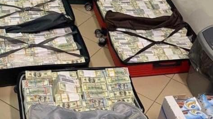 Расследуются действия таможенников, разрешивших жене экс-нардепа Котвицкого вывезти из Украины без декларирования более $28 млн в чемоданах, - СБУ 01