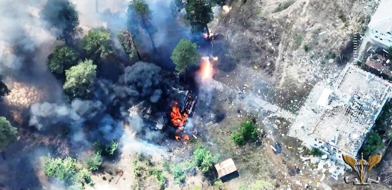 Украинская артиллерия уничтожила две вражеские боевые машины РСЗО БМ-27 Ураган 01
