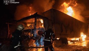 Троє водіїв загинули внаслідок російського удару по сортувальному терміналу "Нової пошти" в Сумах. ФОТО