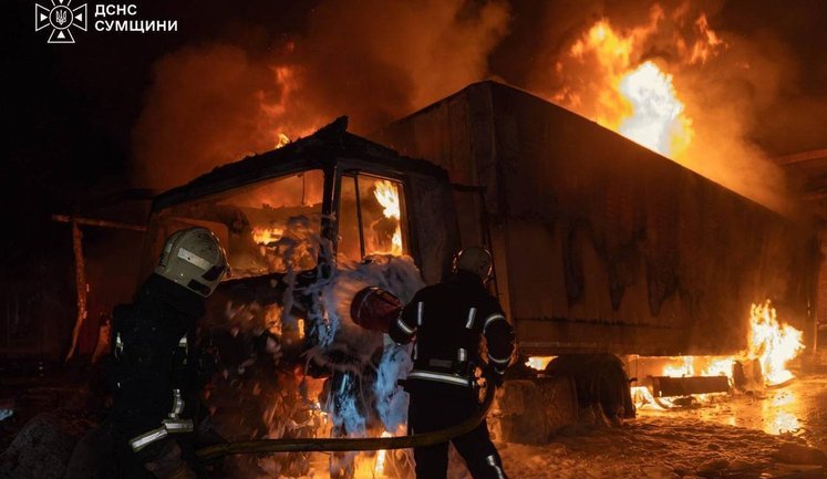 Троє водіїв загинули внаслідок російського удару по сортувальному терміналу "Нової пошти" в Сумах. ФОТО