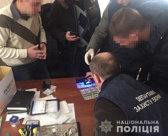 Чиновника міськради затримали під час одержання $ 1200 на Дніпропетровщині, - Нацполіція 01