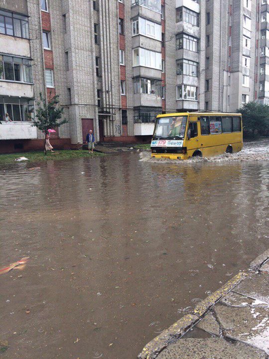 Львів засипало градом, затоплено кілька вулиць 03