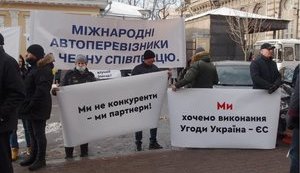 Українські перевізники вийшли на пікет до посольства Польщі: Вимагають повернути квоти у 200 тисяч дозволів на транзит