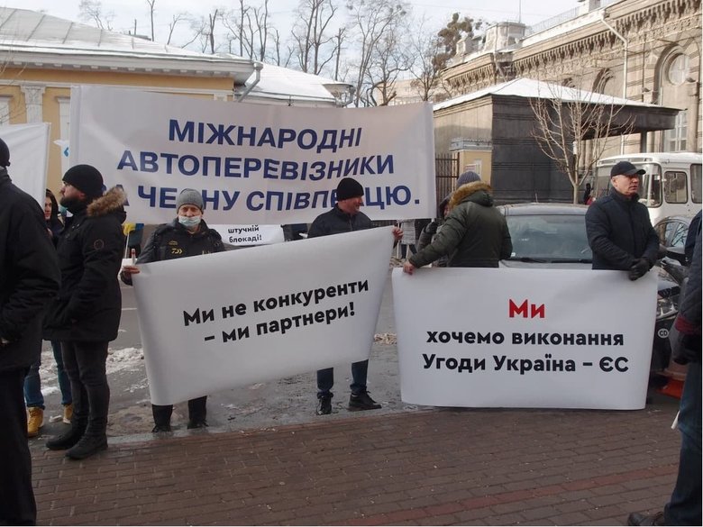 Українські перевізники вийшли на пікет до посольства Польщі: Вимагають повернути квоти у 200 тисяч дозволів на транзит 01