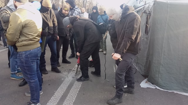 Митингующие против рынка земли установили под Радой палатки 31