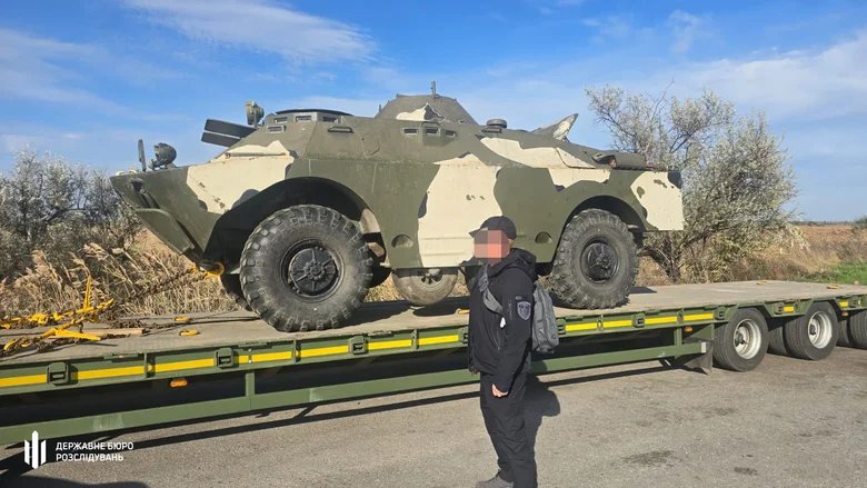 A lieutenant-colonel in the Dnipropetrovsk region attempted to sell an armoured vehicle and explosives
