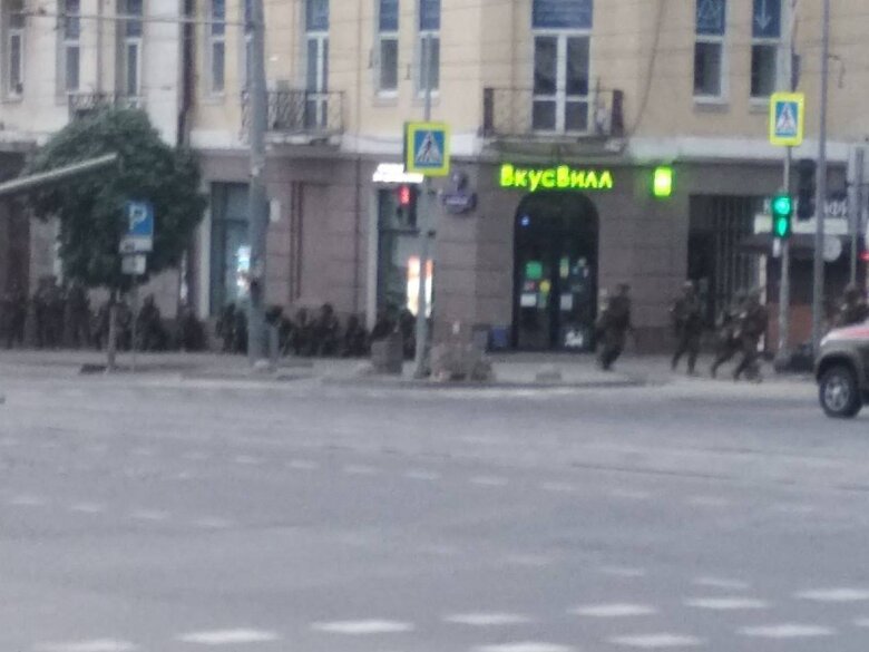 Військові та бронетехніка біля штабу Південного військового округу в Ростові 01