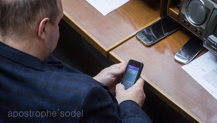 Экс-радикал Мельничук на заседании Рады торговался с Каськивым по SMS: "Пусть оплатят. И документы по уроду". ФОТО