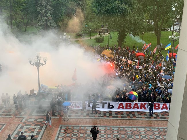 Protesters burn down old police vehicle in front of Ukrainian Parliament 17