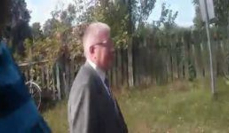 "Уявіть, падло Чечетов приперся на шкільну лінійку в наше тихе село", - жители Черниговщины выгоняют "регионала". ВИДЕО