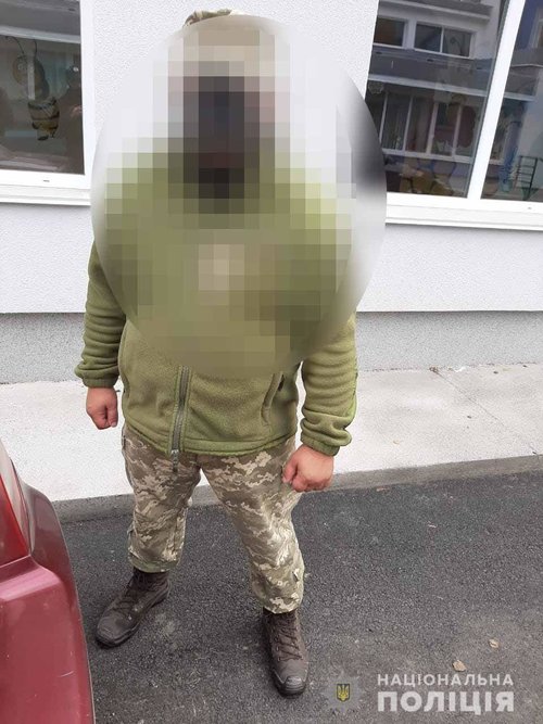 Поліція затримала жителя Вінниці, який штовхнув волонтера, що проводив президентське опитування, і пошкодив скриньку 01 Поліція затримала жителя Вінниці, який штовхнув волонтера, що проводив президентське опитування, і пошкодив скриньку 01