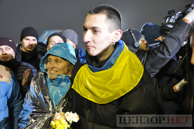 Heroes, welcome home!” liberated Ukrainian hostages enjoy warm reception at Boryspil airport 18