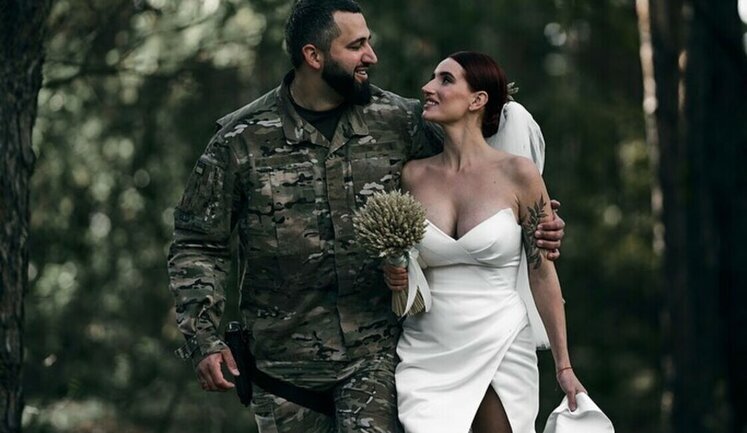Снайпер ВСУ Евгения Эмеральд вышла замуж в зоне боевых действий. ФОТОрепортаж