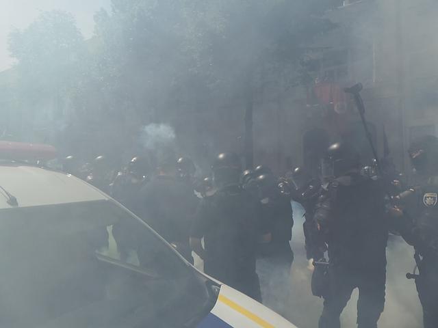 Protesters clash with police near Rada building 02