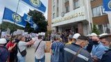 Более пятисот рабочих Николаевского глиноземного завода вышли на митинг под Апелляционный суд: просят остановить рейдеров