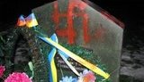 Милиция: свастика на освященном памятном знаке Бандере в Луцке – не вандализм