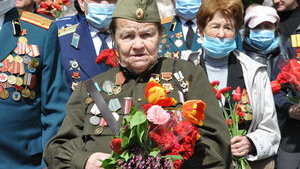 Рабінович на "Віллісі", Кива з портретом діда і "тєнь пабєди" від С14, - у Києві відзначили День перемоги над нацизмом. ФОТОрепортаж