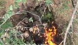 росіянин догорає в окопі після скиду із дрона