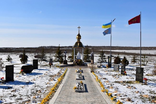На горі Карачун вшанували память українських добровольців 01