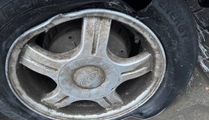 Легковой автомобиль наехал на мину в Херсоне