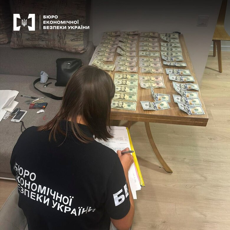 БЕБ викрило злочинну групу, яка збувала фальшиві долари на Львівщині