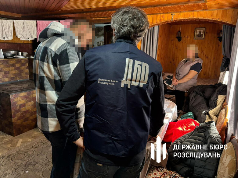 Викрито правоохоронців, які заробляли на переправленні чоловіків за кордон