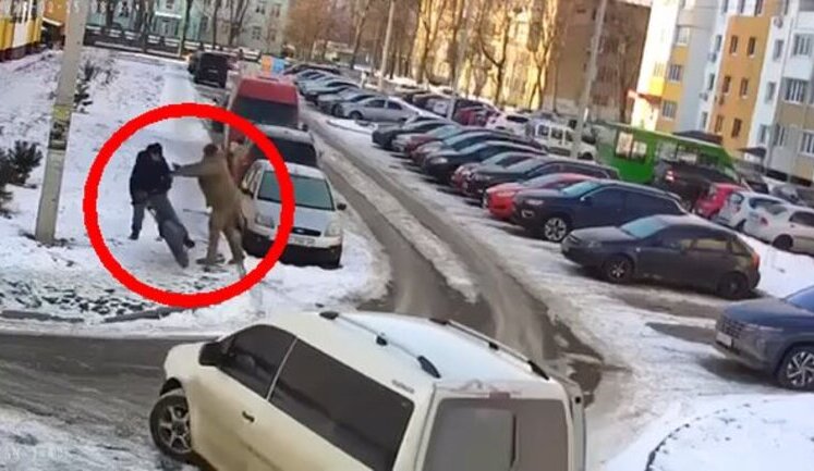 Сотрудник ТЦК ударом руки сбивает велосипедиста на полном ходу и при поддержке еще пяти коллег "мобилизует" его в микроавтобус. ВИДЕО