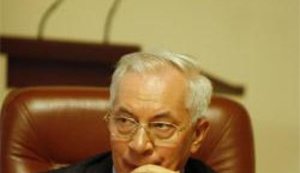 Азаров: Правительство запретило повышать цены и тарифы до конца года