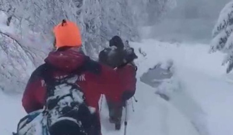 Рятівники, поліцейські та волонтери третю добу шукають на Закарпатті чоловіка, який катався на снігоході та заблукав. ВІДЕО+ФОТОрепортаж