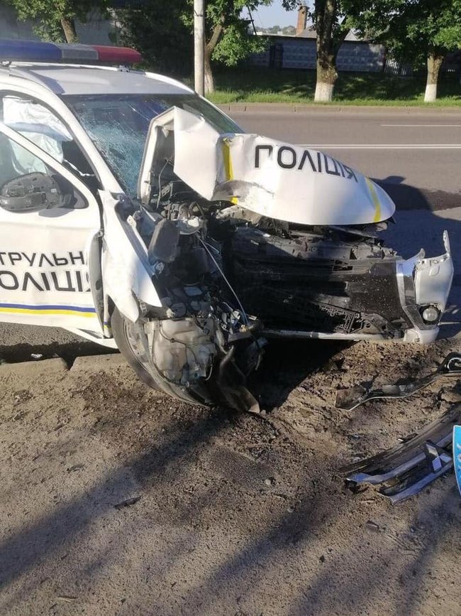Автомобиль патрульных попал в ДТП в Луцке: полицейских госпитализировали 01