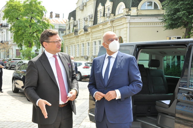 Глава МЗС Греції Дендіас поклав квіти до Стіни памяті полеглих захисників України 02