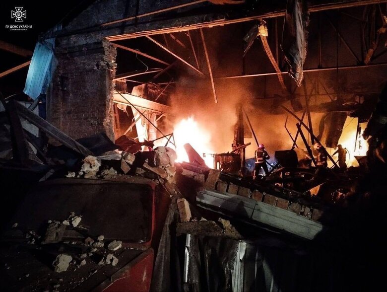 Ночная атака шахедов: в Киевской области из-за падения обломков возник пожар на гражданском предприятии, повреждены здания и автомобили 04