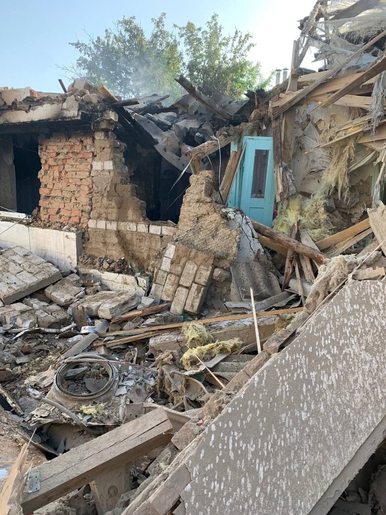 Ворог кілька годин гатив по житлових кварталах Комишувахи Запорізької області, багато серйозних руйнувань, - ОВА 02