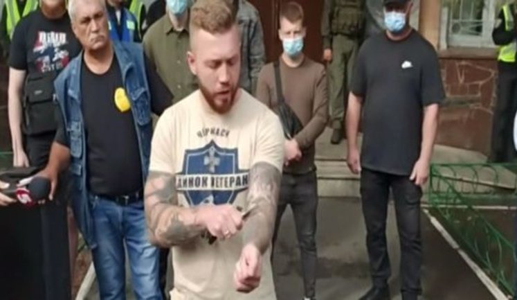 Член "Нацкорпусу" Кухарчук, якому вручили підозру за акцію під ОП, порізав собі вени на знак протесту проти переслідування ветеранів. ВIДЕО