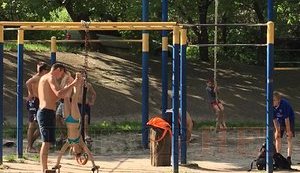 "Иностранцы прозвали “качалку” самой суровой в Европе": бесплатной спортивной площадке в киевском Гидропарке исполняется 50 лет. ФОТОрепортаж