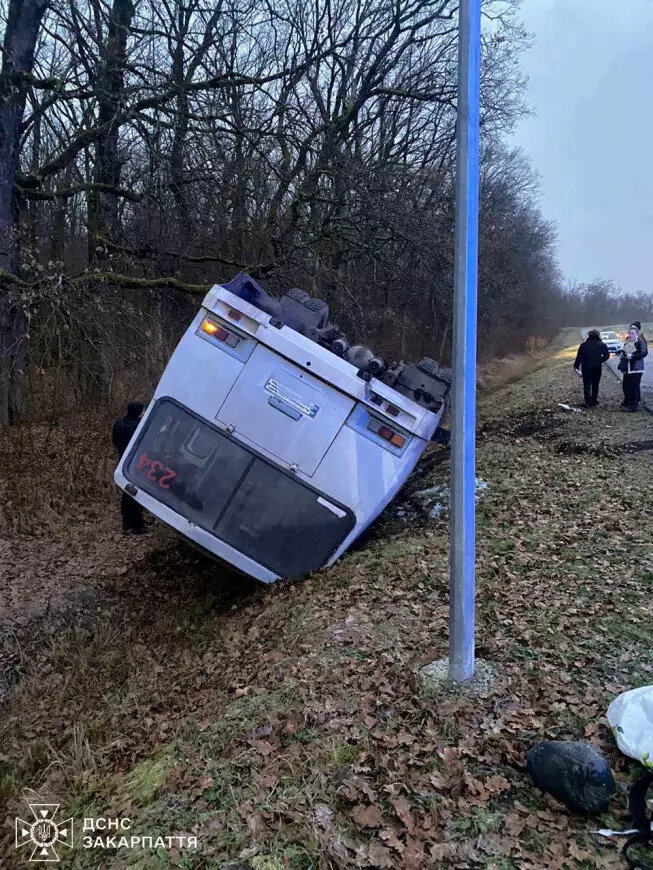На Закарпатті перекинувся рейсовий автобус: 9 людей госпіталізовано