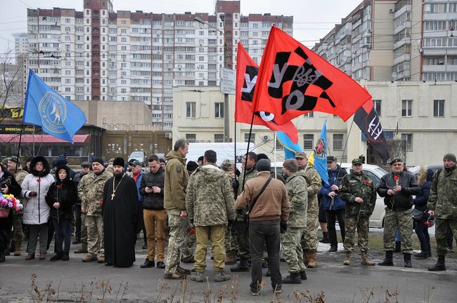 Учасники АТО та мешканці Києва поклали на Троєщині квіти до памятника Воїну-добровольцю 22