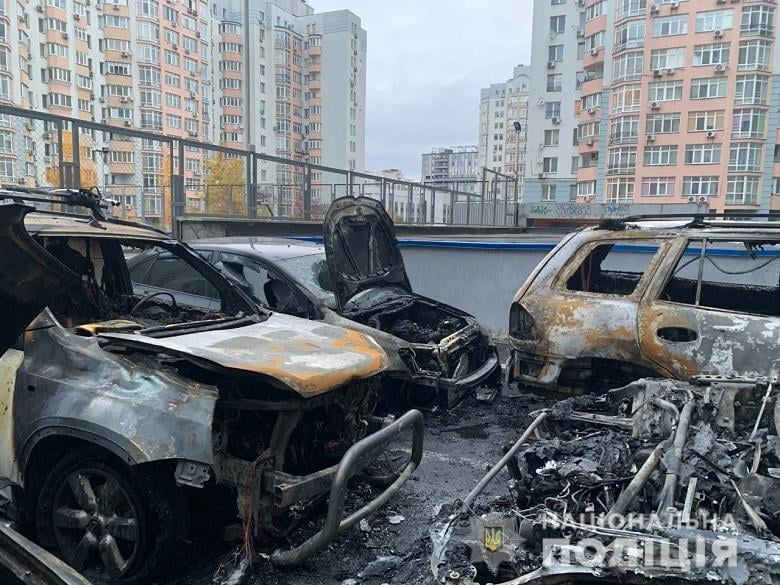 8 машин згоріли дотла, ще 3 - пошкоджені: за останні два дні на парковках Києва відбулося дві масштабні пожежі 04 8 машин згоріли дотла, ще 3 - пошкоджені: за останні два дні на парковках Києва відбулося дві масштабні пожежі 04