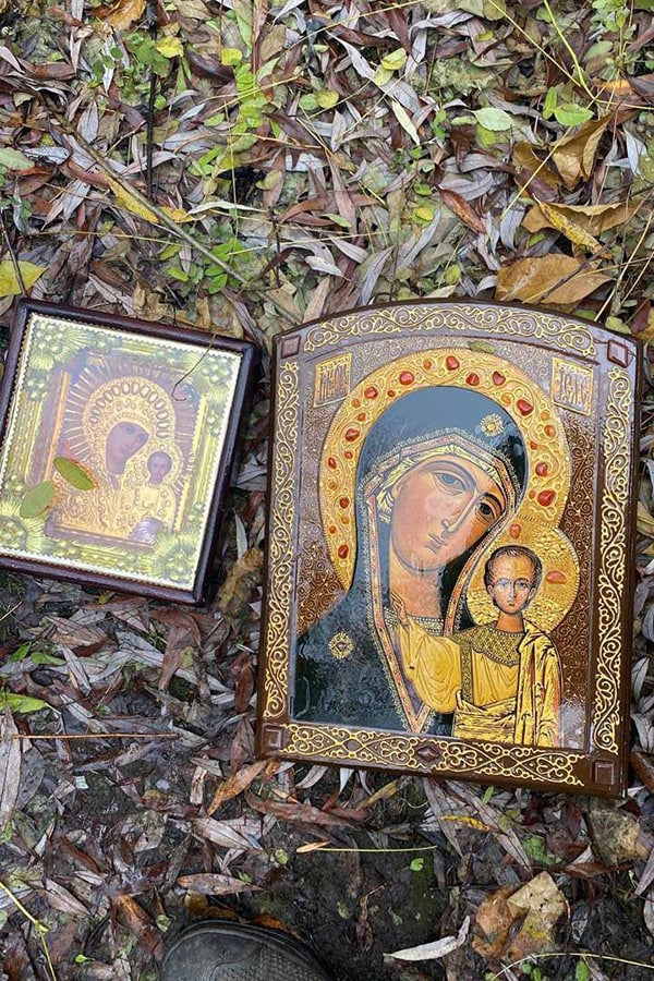 Нацгвардійці виловили ікони з річки в Чернігові 01