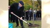 "Николай Янович - дачник со стажем. В этом году мы построили новую теплицу", - жена Азарова. + ВИДЕО