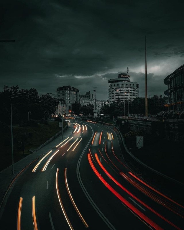 Київ накрила потужна злива: вулиці перетворилися на річки, кілька станцій метро затопило 03