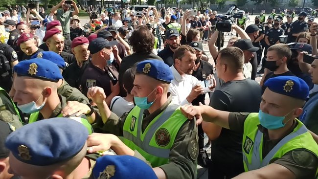 Слуги русификации и Меняю мову на рубли: на акции под ВР произошла стычка - правоохранители пытались задержать митингующего 27