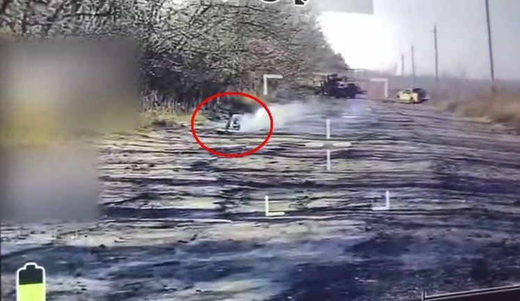 Украинский наземный дрон расстрелял из пулемета российского FPV-"ждуна", который поджидал на дороге. ВИДЕО