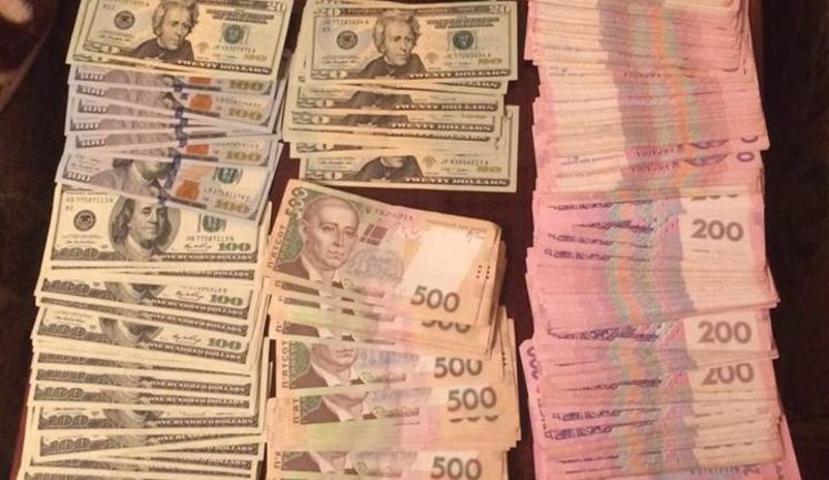 Ukraine’s National Bank Department director nabbed while accepting $25,000 in bribe. PHOTOS