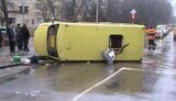 В Харькове &amp;quot;Skoda&amp;quot; врезалась в автобус, который от удара перевернулся. ФОТОрепортаж.