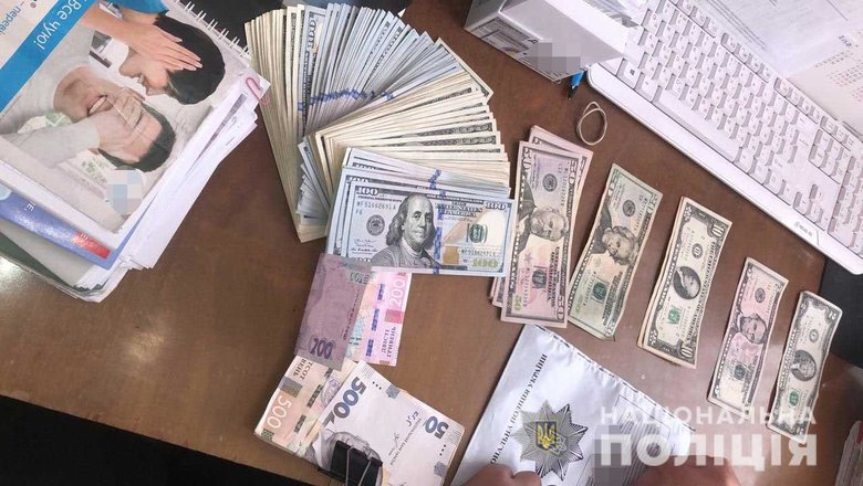 Лікар-травматолог зі спільником торгували COVID-сертифікатами про вакцинацію на Хмельниччині, - поліція 02