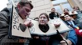 Протестующих у Рады "милиция" заковала в кандалы. ФОТОрепортаж
